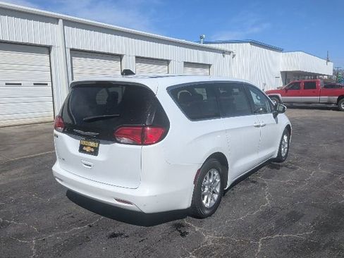Used 2023 Chrysler Voyager LX FWD image 5