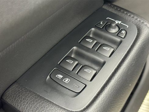Used 2021 Volvo XC60 T5 Momentum image 12