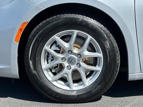 Used 2024 Chrysler Pacifica Touring-L FWD image 30