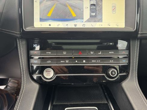 Used 2019 Jaguar F-PACE S image 37