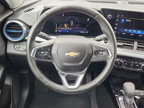Certified 2025 Chevrolet Trax LT w/ LT Convenience Package FWD image 12