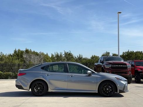 Used 2025 Toyota Camry SE image 5