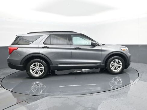 Used 2023 Ford Explorer XLT AWD/4WD image 4