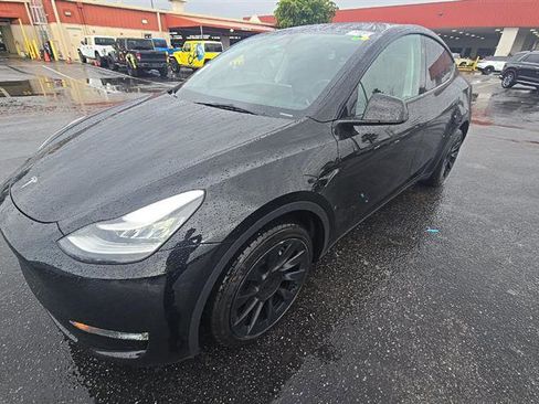 Used 2023 Tesla Model Y AWD image 4