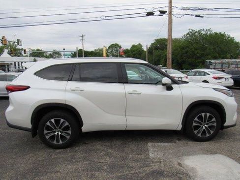 Used 2021 Toyota Highlander XLE AWD/4WD image 8