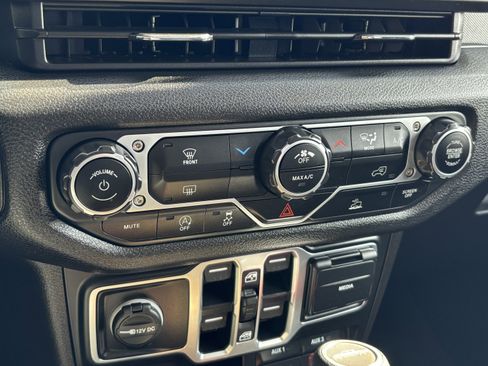 Used 2025 Jeep Gladiator Sport image 14