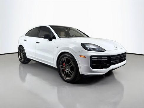 Certified 2025 Porsche Cayenne Turbo AWD/4WD image 9