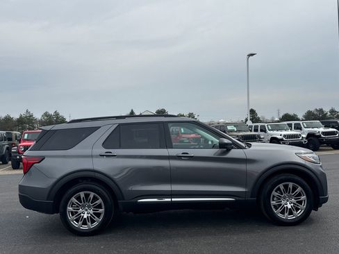 Used 2025 Ford Explorer Active w/ Active Comfort Package AWD/4WD image 2