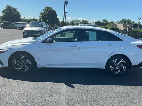 Certified 2025 Hyundai Elantra SEL FWD image 11