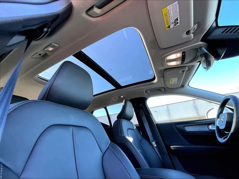 Used 2025 Volvo XC40 B5 Plus image 24