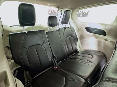 Used 2022 Chrysler Pacifica Touring-L image 27