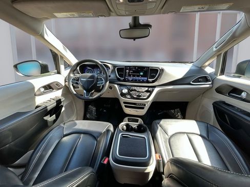 Used 2023 Chrysler Pacifica Touring-L FWD image 18