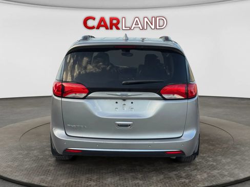 Used 2018 Chrysler Pacifica Touring-L FWD image 5