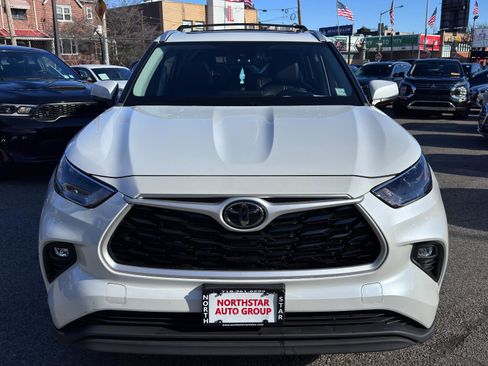 Used 2023 Toyota Highlander XLE image 2