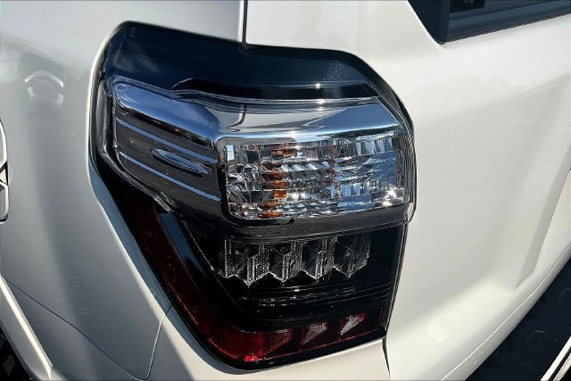 Used 2022 Toyota 4Runner Limited AWD/4WD image 23