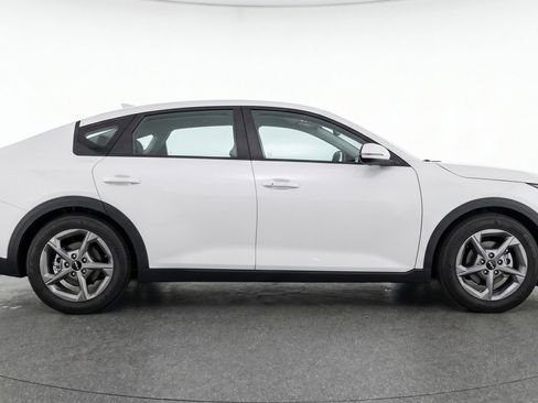 Used 2025 Kia K4 LXS image 11