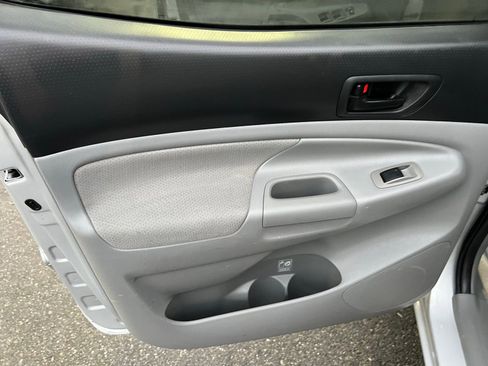 Used 2010 Toyota Tacoma Base image 22