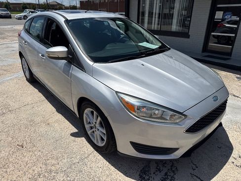 Used 2015 Ford Focus SE FWD image 2