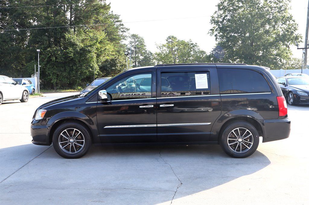 Used 2016 Chrysler Town & Country Touring FWD image 4