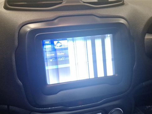 Used 2018 Jeep Renegade Altitude w/ Popular Equipment Group FWD image 16