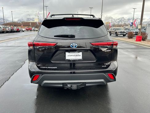 Used 2021 Toyota Highlander XLE image 4