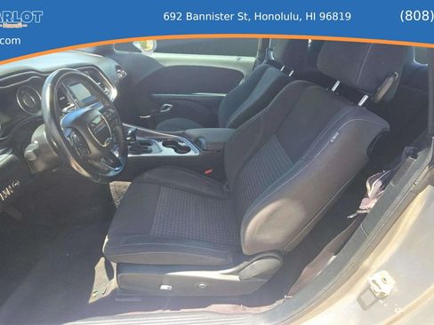 Used 2016 Dodge Challenger SXT RWD image 9