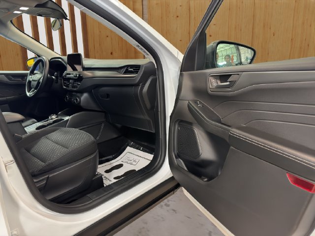 Used 2025 Ford Escape Active AWD/4WD image 17