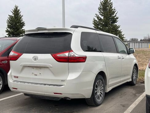 Used 2018 Toyota Sienna XLE w/ Carpet Mat Package FWD image 4