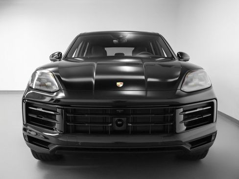 Certified 2025 Porsche Cayenne image 8