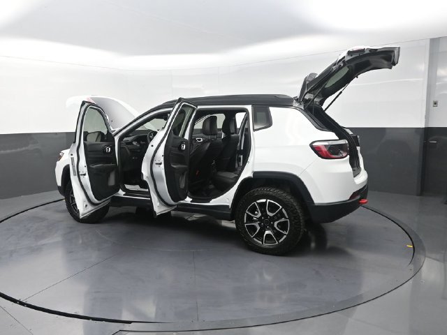 Used 2026 Jeep Compass Trailhawk AWD/4WD image 33