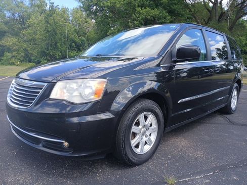 Used 2012 Chrysler Town & Country Touring w/ Entertainment Group #1 FWD image 2