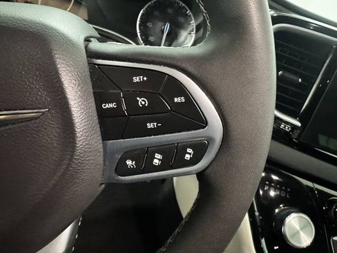 Used 2024 Chrysler Pacifica Touring-L FWD image 7