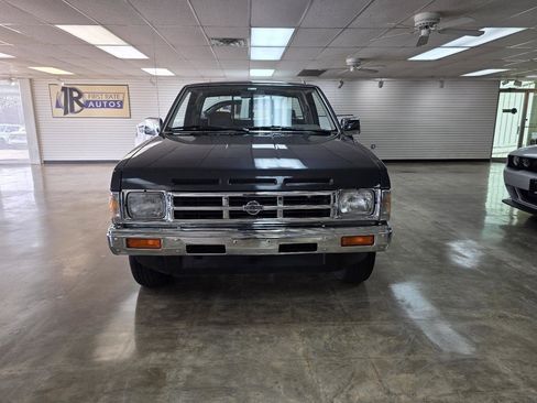 Used 1992 Nissan Pickup SE image 2