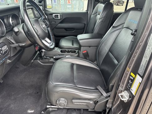 Used 2022 Jeep Wrangler Unlimited Rubicon 4xe AWD/4WD image 5