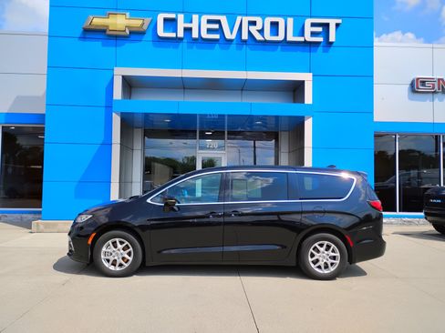 Used 2025 Chrysler Pacifica Select FWD image 11