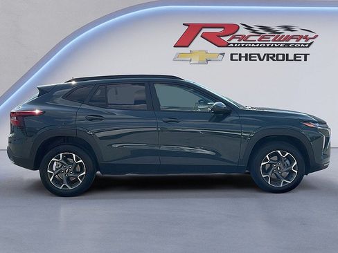 Used 2025 Chevrolet Trax LT FWD image 6