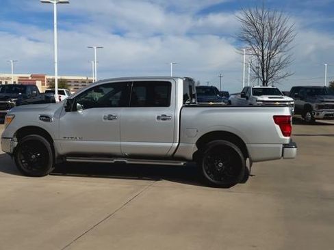 Used 2017 Nissan Titan SL image 3