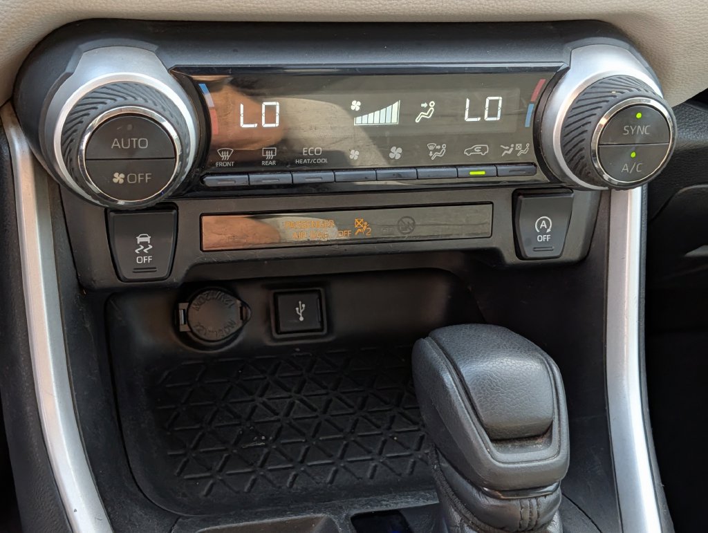 Used 2021 Toyota RAV4 XLE w/ Convenience Package FWD image 18