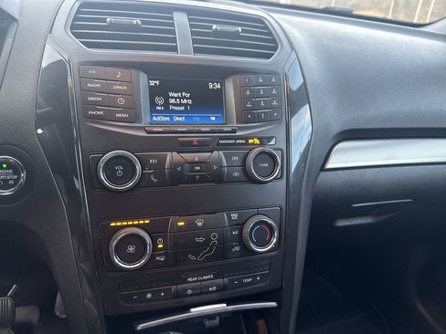 Used 2019 Ford Explorer XLT AWD/4WD image 12