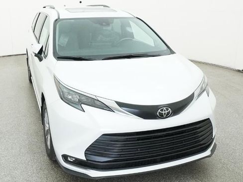 New 2026 Toyota Sienna XLE image 14