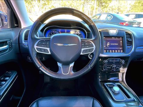 Used 2017 Chrysler 300 C image 5