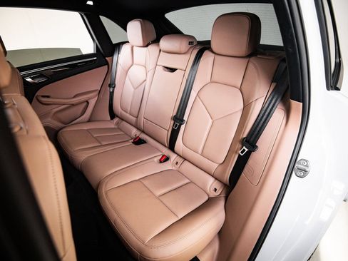 Certified 2023 Porsche Macan AWD/4WD image 24