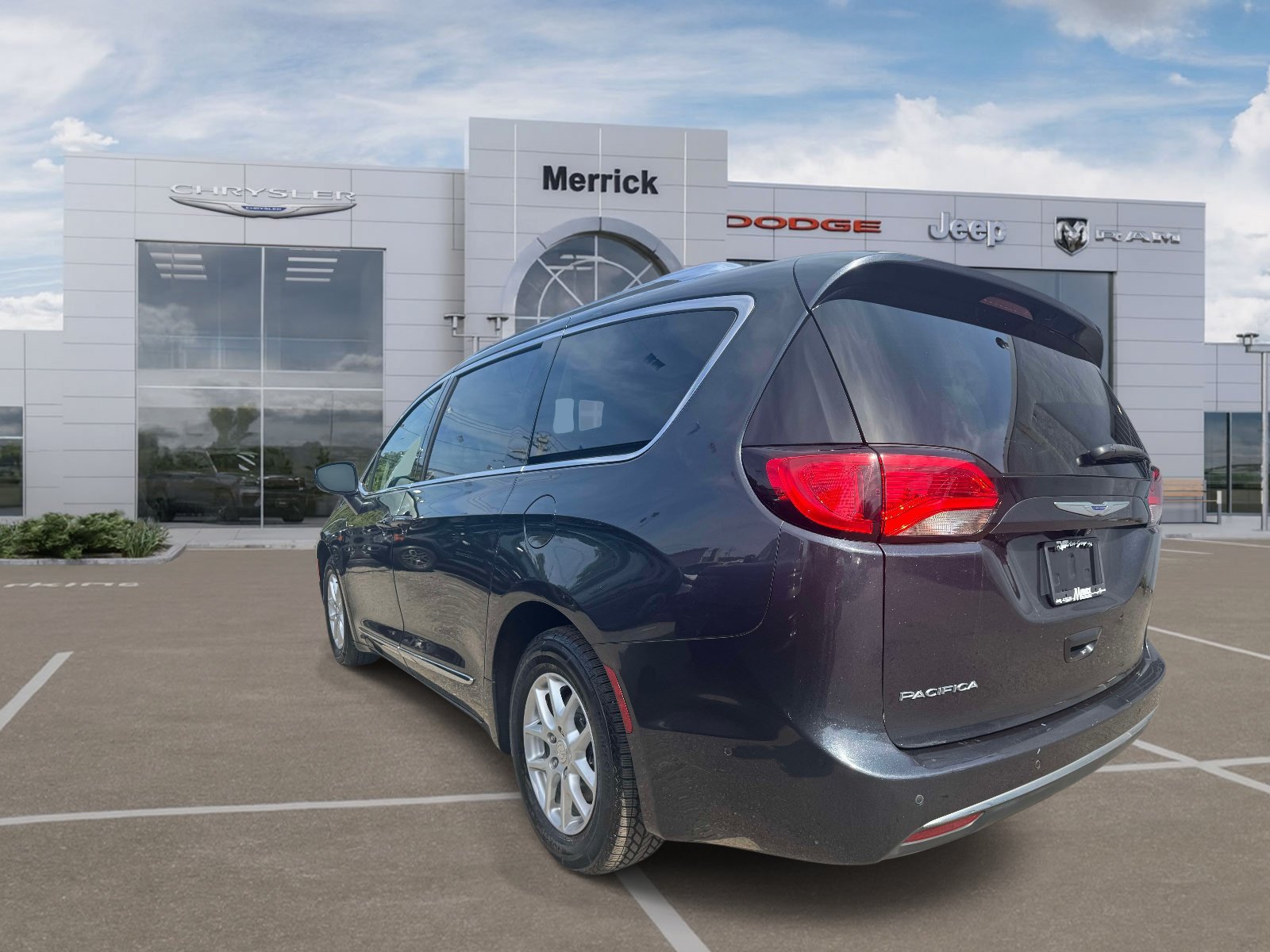 Used 2020 Chrysler Pacifica Touring-L w/ Advanced Safetytec Group FWD image 8