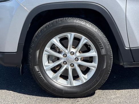 Used 2019 Jeep Cherokee Latitude w/ Popular Appearance Group AWD/4WD image 29