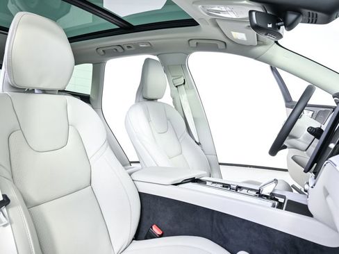 Used 2026 Volvo XC60 B5 Ultra w/ Climate Package image 25