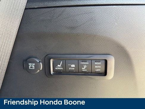 Used 2023 Chrysler Pacifica Limited w/ Uconnect Theater Family Group image 50