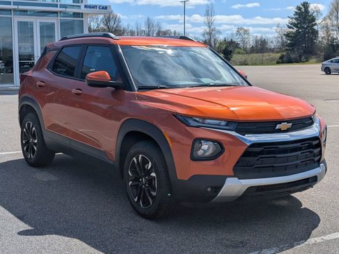 Used 2022 Chevrolet TrailBlazer LT w/ Convenience Package AWD/4WD image 3