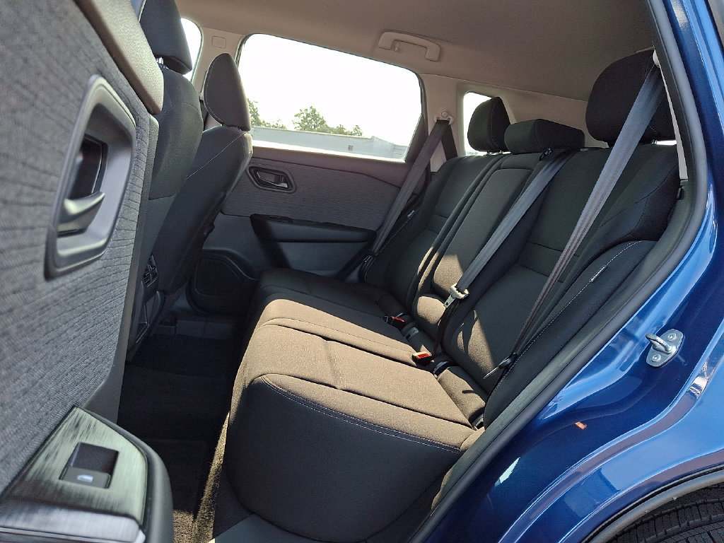 Used 2023 Nissan Rogue S AWD/4WD image 11
