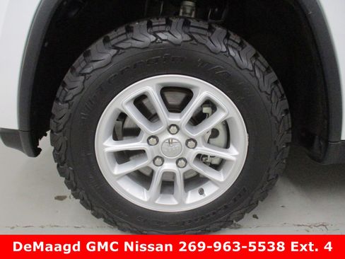 Used 2020 Jeep Grand Cherokee Laredo image 13