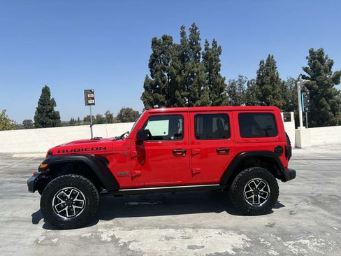 Used 2025 Jeep Wrangler Unlimited Rubicon w/ Convenience Group AWD/4WD image 9